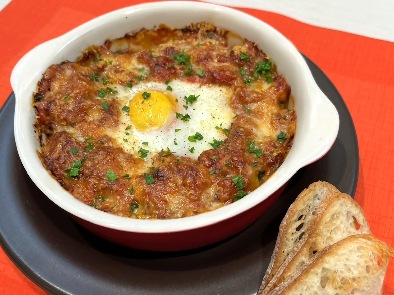 ジューシーミートソースとポテトのオーブン焼き