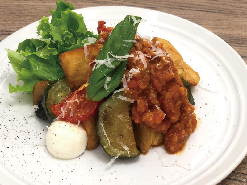 ［new］ 季節野菜の揚げ焼きサラダ～ボロネーズソース～